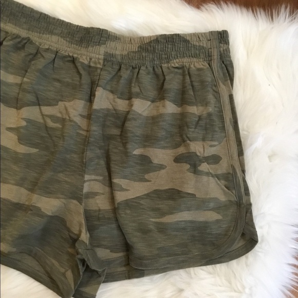 So XL high rise cozy dolphin shorts green Camo - Picture 2 of 13